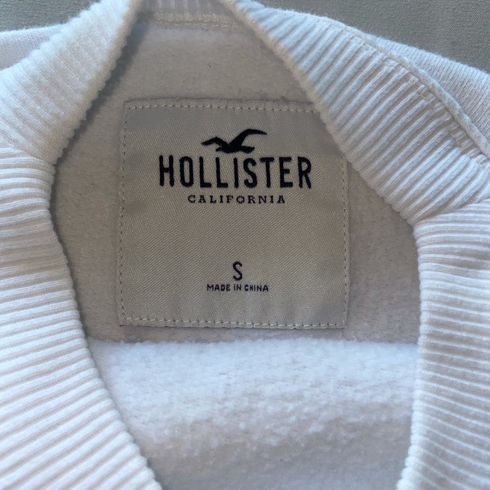 •Hollister cropped crew neck •size: S